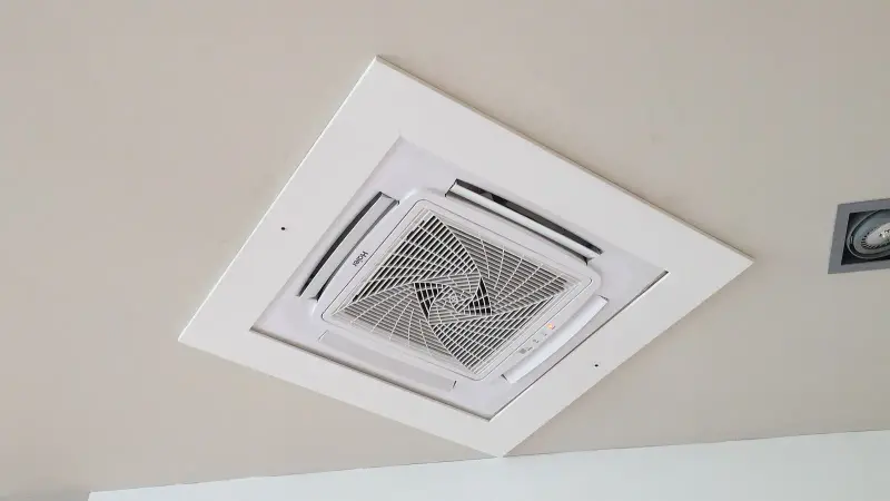 Unidade de ar-condicionado cassete instalada no forro