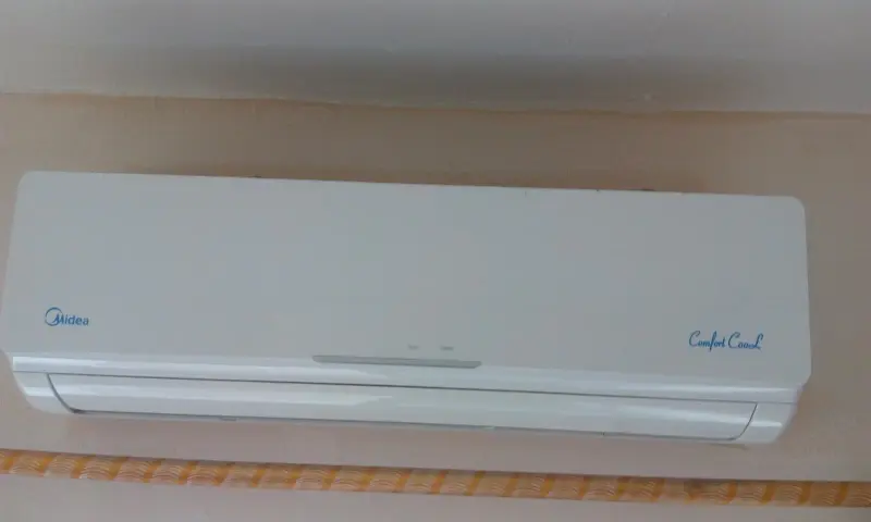 Unidade interna de ar-condicionado split instalada em ambiente residencial